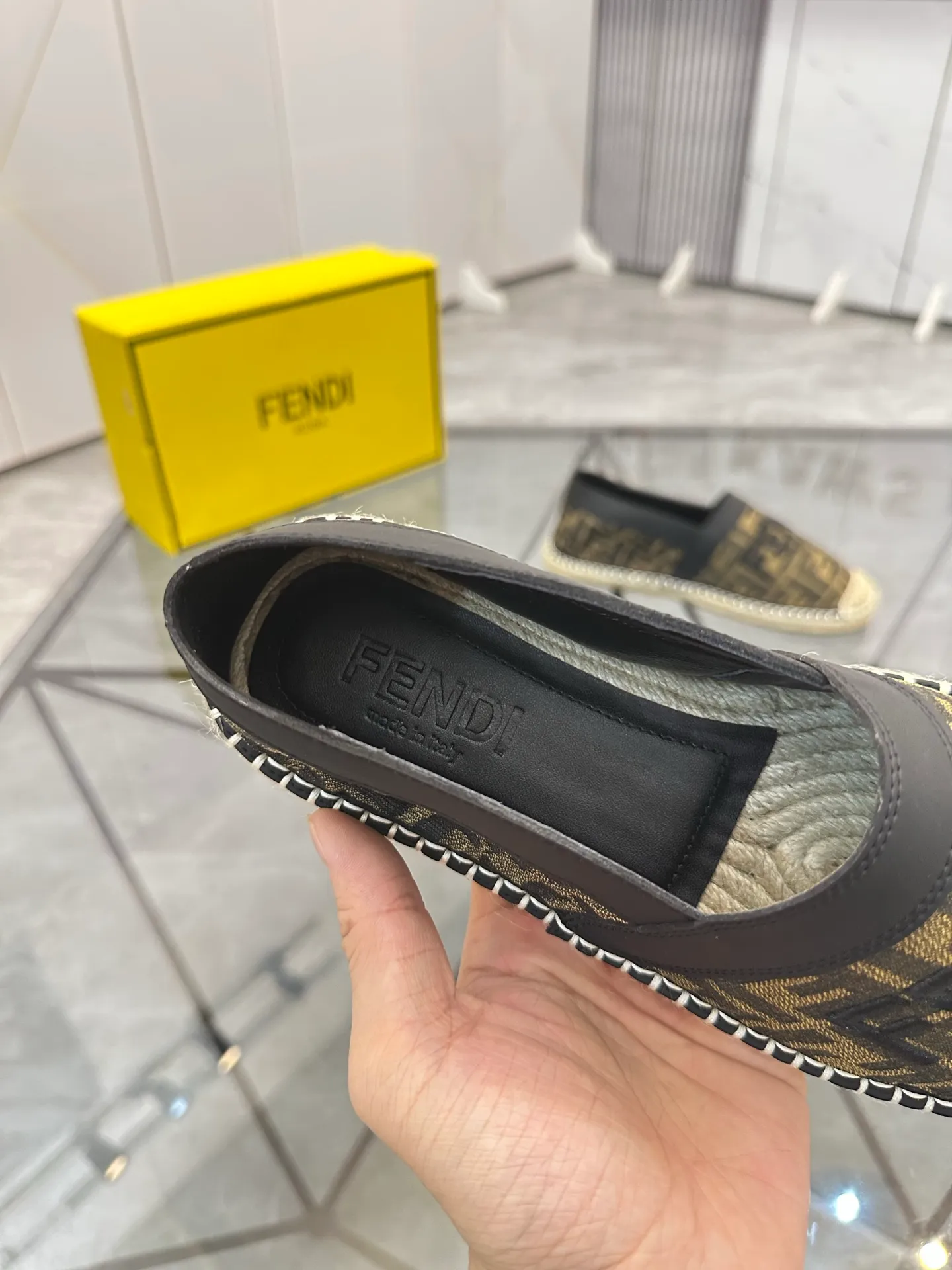 Selling men's shoes 💰: 💰P420¥ Product trademark: Fendi* "Fendi*" low-top fisherman's shoes Regular size: 38-44 (can be customized to 37.45) Product materials: upper imported cowhide stitched with original fabric, sheepskin lining, original outsole. Number: 1023